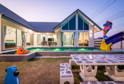 M25 House Pool Villa